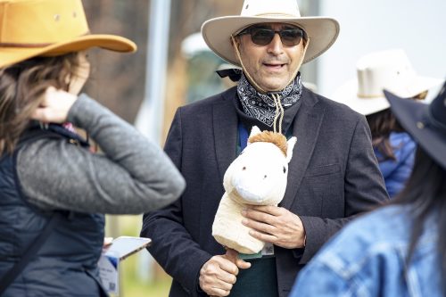 562
